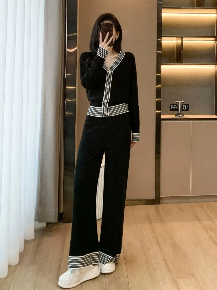 Xiaoxiangfeng knitted casual sports suit for women, spring and autumn fashion, age-reducing v-neck top, wide-leg pants, two-piec